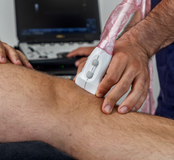 Fisioterapeuta realizando EPI a un paciente en la rodilla izquierda