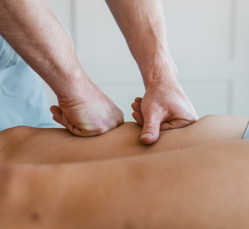 Fisioterapeuta haciendo masaje de Fisioterapia a un paciente