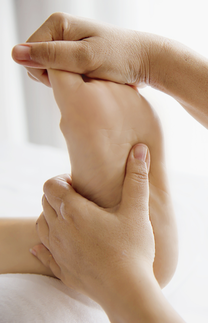 Podologo realizando masajes en los pies a un paciente como uno de los Servicios de podologia en Valencia