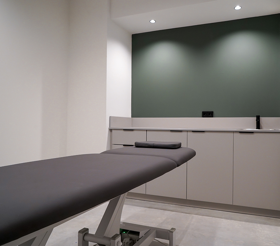 Habitacion con camilla para realizar algun tratamiento de fisioterapia de la Clinica Gravity en Valencia